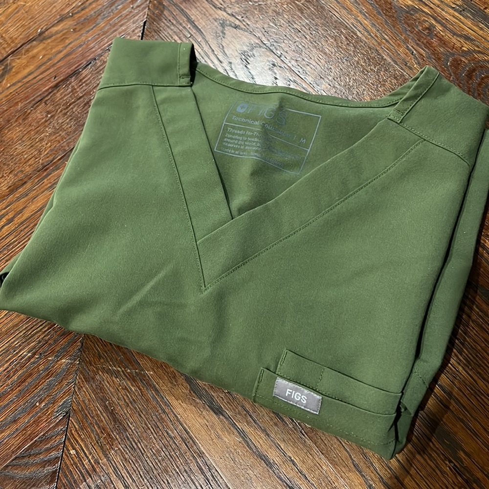 Mens FIGS Leon scrub top in olive green, size medium. Double pocket